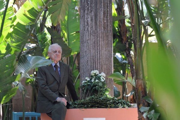 Pierre Bergé en 2008 dans les jardins de la villa Majorelle, là où ont été dispersées les cendres de son compagnon.