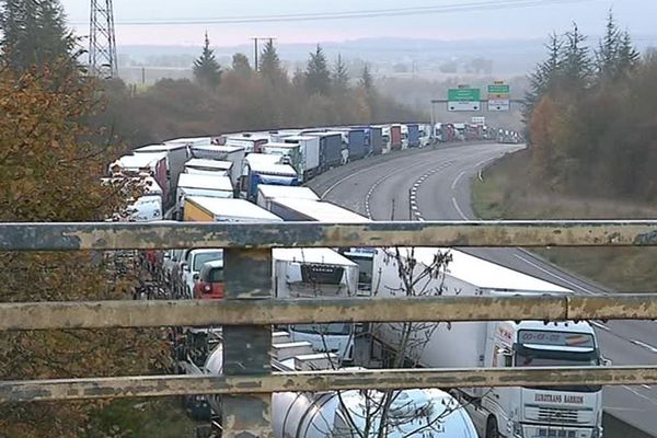 Les camions toujours bloqués par les Gilets jaunes sur la RN10 ce mardi.