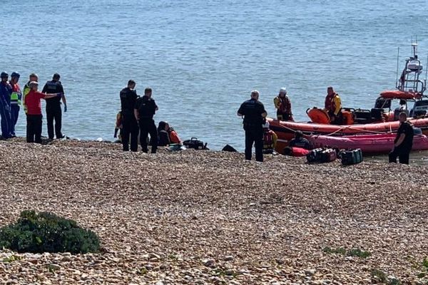 Huit bateaux de migrants sont arrivés samedi 1er juin sur la plage de Winchelsea, en Grande-Bretagne