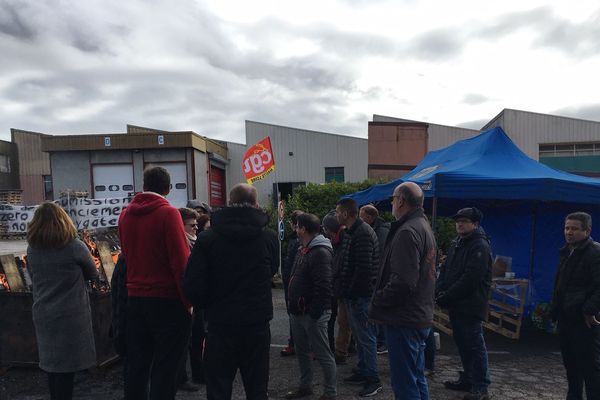 Depuis mercredi 29 janvier, les 37 salariés de la société SES, à Saint-Pal-de-Mons en Haute-Loire, occupent leur usine.