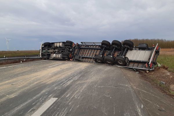 Poids-lourd couché sur l'autoroute A83, le 1er mars 2022