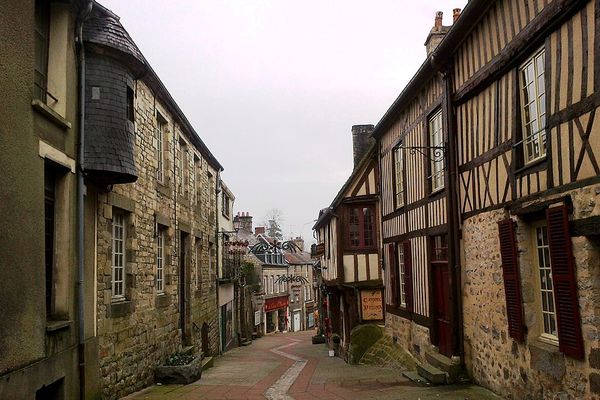 Dans l'Orne, à Domfront, un ciel nuageux dès la matinée de ce MARDI, d'ici aux premières averses.