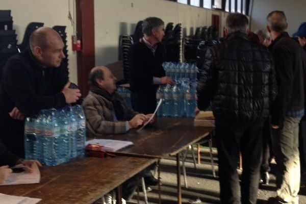 Distribution de bouteilles d'eau à Prades