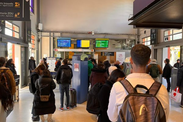 Dès le mois de décembre prochain, un train TER tous les quarts d'heure annoncé contre un par demi-heure jusqu'alors. Ici, en gare d'Antibes.