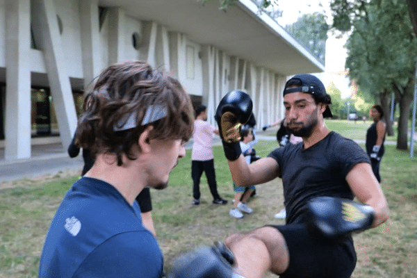 Tous les mardis et jeudis, l'association Do For Love et le club de boxe de Petit-Couronne proposent des sessions gratuites de boxe thaï, pour tous et toutes.