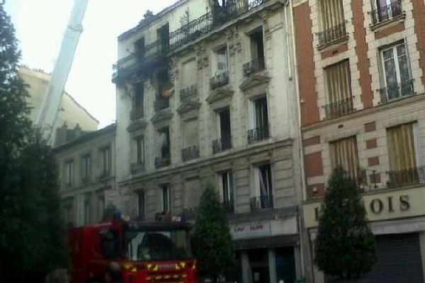 Le bilan de l'incendie à l'origine indéterminée d'un immeuble de Saint-Denis est de trois morts.