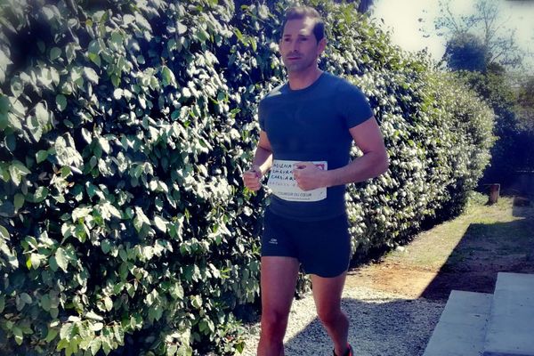 Julien Meichtry-Truntzer dans son jardin à Villeneuve-les-Maguelone, il se lance le défi de courir le marathon de Paris dans son jardin en 4h30 - 5 avril 2020