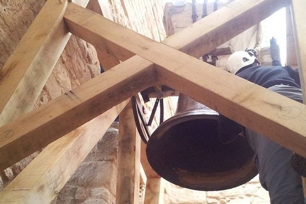 Les trois cloches de l'église de Castelnau de Montmiral dans le Tarn ont retrouvé leur clocher.