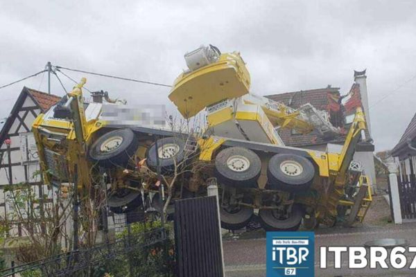 Une grue de plus de 40 tonnes s'est effondrée sur une maison à Niederrœdern ce 19 novembre 2024. Les occupants sont indemnes.