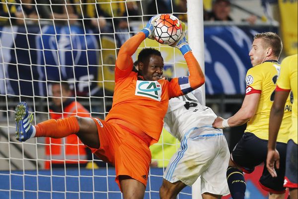 El phenomeno: Mandanda dans une des ses nombreuses prouesses en Coupe de France. Son équipe lui doit énormément pour la qualification en finale de Coupe de France