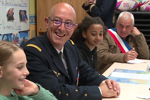 Le commandant Lavigne au milieu des enfants de la classe de Saint-Felix-de-Sorgues.