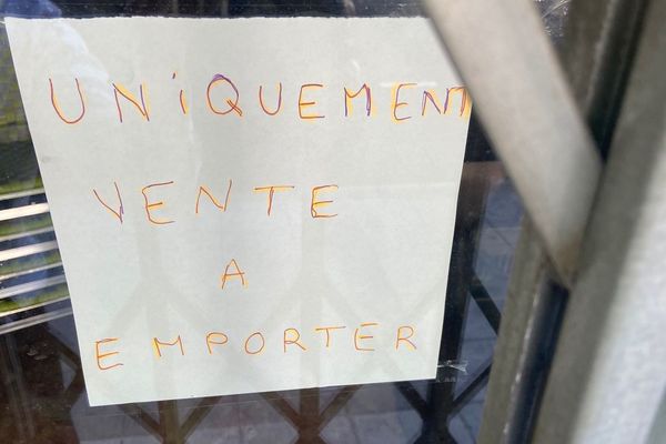 L'affichette sur la vitrine du restaurant... Pour de la vente de pizzas et paëlla à emporter voire plus ! 