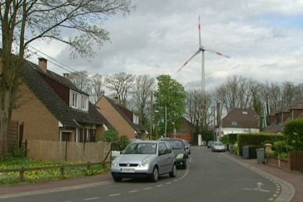 Une éolienne belge s'est construite au bout du jardin de ces habitants d'Halluin sans consultation