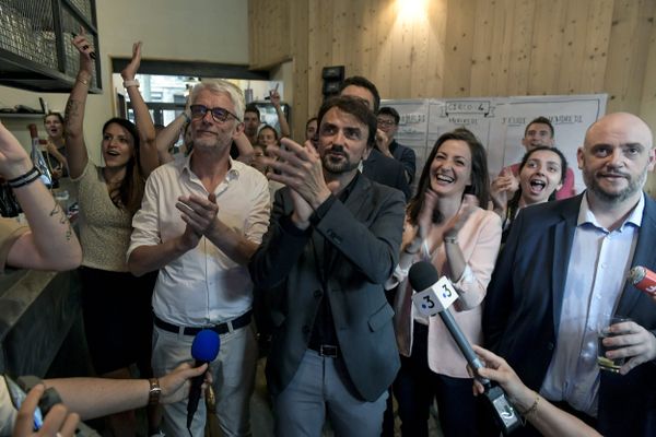 Hubert Julien Laferrière (candidat Nupes), Gregory Doucet (maire de Lyon) et Marie-Charlotte Garin (candidate Nupes) au moment des résultats nationaux au QG des candidats EELV de la NUPES lors du 1er tour des élections législatives 2022.