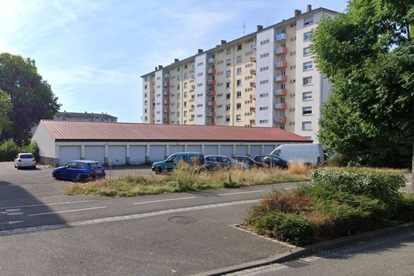 Les garages touchés par l'incendie se situent dans un ensemble d'habitation du quartier de la Meinau, à Strasbourg (Bas-Rhin).