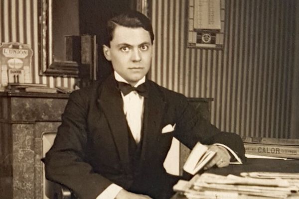 En 1925, Jean Moulin, plus jeune sous-préfet de France, prend la pose à son bureau.