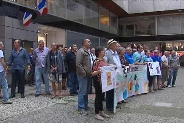 Lyon (02/09/14) - Soixante anciens verriers de Givors devant les Prud'hommes rassemblés derrière le portrait de Christian Cervantes disparu en 2012 