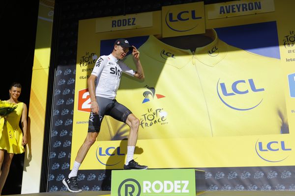 Rodez ville d'arrivée en 2017 avec Christopher Froome qui se prépare à recevoir le maillot jaune, Rodez ville de départ pour l'édition 2022