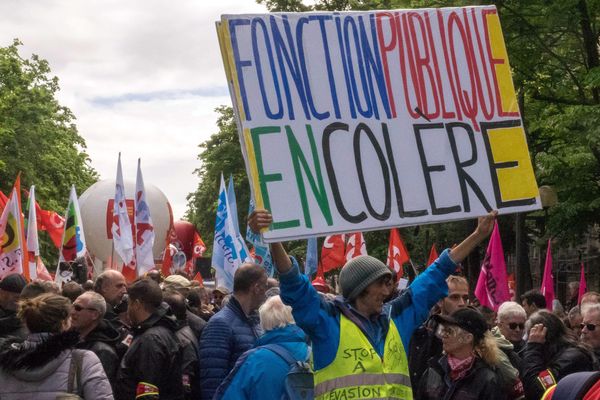 "Fonction publique en colère", lors d'une manifestation, le 9 mai à Paris. 