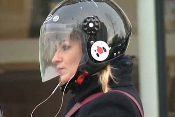 Oreillettes, casques et écouteurs vont être interdits au volant