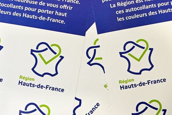 Des autocollants du nouveau logo des Hauts-de-France.