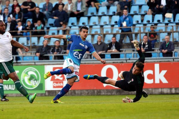 Le Strasbourgeois Abdelhak Belahmeur et le gardien Red Star Bobby Allain lors du match opposant le Racing au Red Star