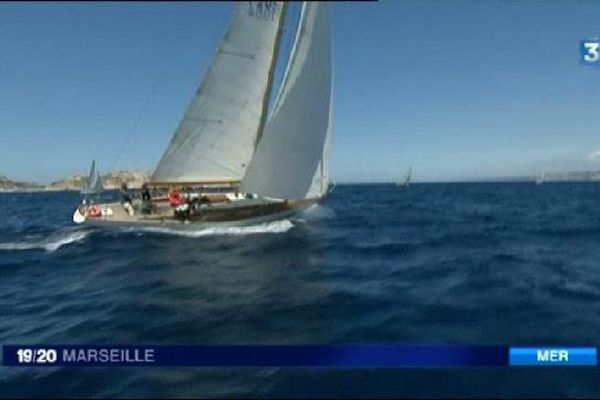 Les voiles du Vieux-Port à Marseille jusqu'à dimanche : un spectacle hors du temps. Régates en mer, et sur le quai d'honneur, devant la mairie de Marseille, le village renseigne les passionnés de voiles