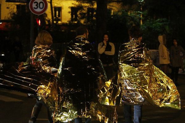 Des spectateurs du Bataclan sont pris en charge, le 14 novembre 2015.