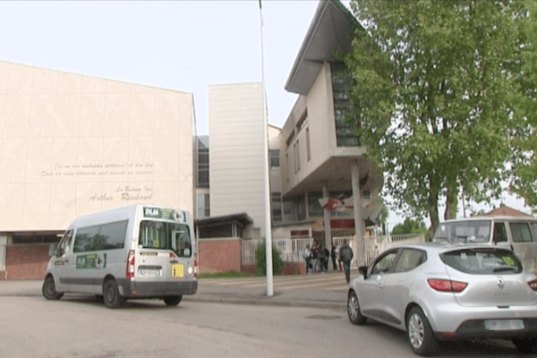 Façade du collège Arthur Rimbaud à Villeneuve d'Ascq