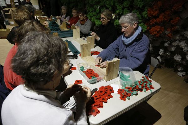 Les bénévoles confectionnent les décorations qui orneront le village de Vézelay dans deux mois