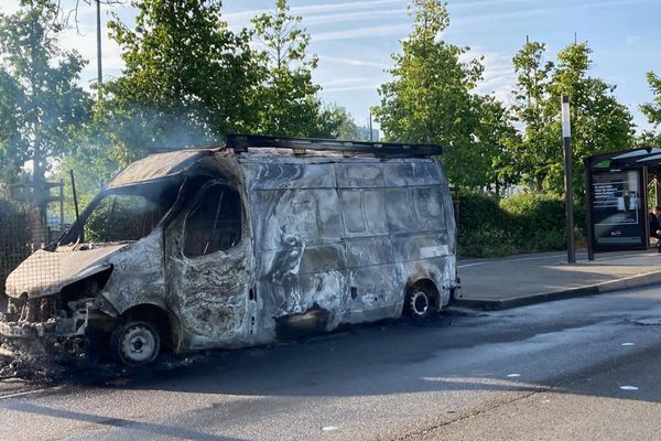 Une camionnette incendiée à Allonnes, près du Mans, dans la nuit du 29 au 30 juin 2023