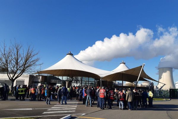 Environ 250 salariés du secteur de l'énergie de la région manifestent devant la centrale de Golfech ce mardi.