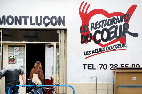 L'entrepôt des Restos du coeur de Montluçon, dans l'Allier, a été cambriolé dans la nuit du 31 août au 1er septembre. Deux camionnettes de livraison ont été volées avant d'être retrouvées, l'une hors d'état de marche, l'autre calcinée. (Archive)