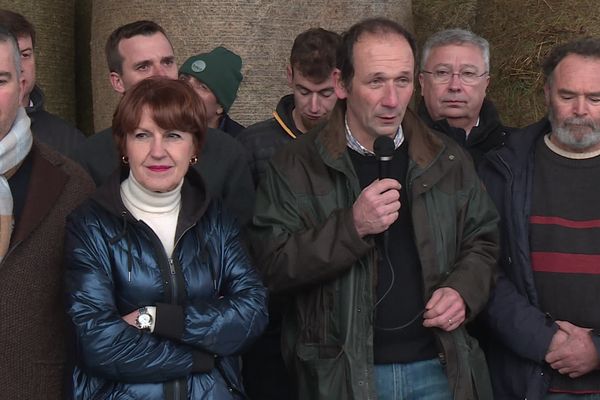 La ministre de l'Agriculture, Annie Genevard, avec Jean-Louis Lefaucheux, ancien président de la FDSEA du Loiret.