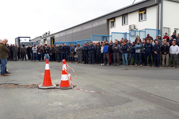 Les salariés de l'entreprise Libner ont observé une minute de silence devant l'usine