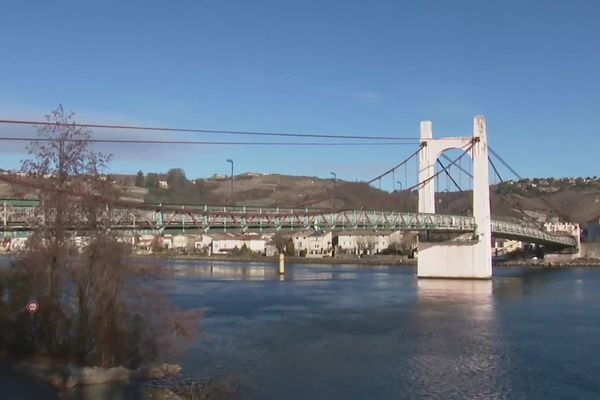 Le pont de Condrieu relie les départements du Rhône et de l'Isère (janvier 2022)