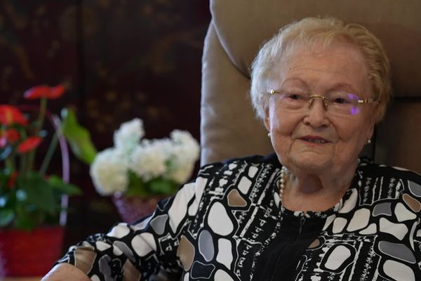 Aujourd'hui surnommée "Mamie Clafoutis" par ses petits-enfants, à 94 ans, Jeanine Borderie revient sur sa vie.