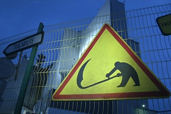 Le collectif "Les faucheurs volontaires" en action sur le site de Nutréa Triskalia dans les Côtes d'Armor