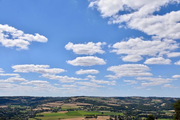 Dans l'Orne, le ciel du bocage se parera de nuages inoffensifs qui ne gâcheront pas le ressenti agréable de ce samedi.