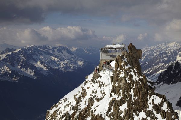 Le refuge des Grands Mulets, perché à 3 057 mètres d'altitude, domine la vallée de Chamonix.