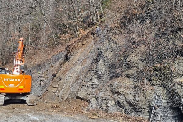 La route du col de Châtillon a été coupée samedi 19 février 2022 à cause d'un éboulement de rochers.