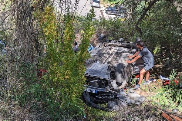 La voiture et sa conductrice ont fait une chute en contrebas de la chaussée.