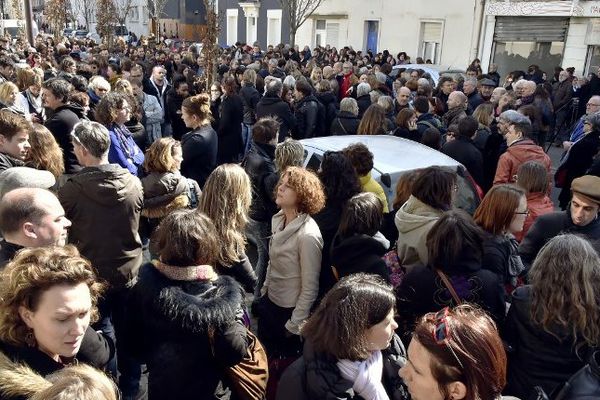 Plusieurs centaines de personnes se sont rassemblées devant les services de la protection de l'enfance de la Loire-Atlantique en hommage à leur collègue de 49 ans assassiné jeudi 16 mars 2015 par un père de famille