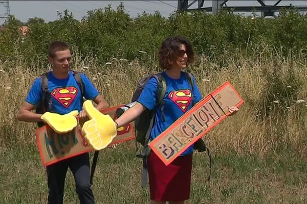 Pauline et Anthony vont participer aux championnats du monde d'auto-stop à partir du 15 juillet 2019.