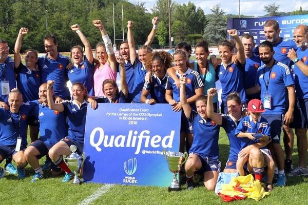 L'équipe de France de Rugby à 7 savoure sa victoire. 