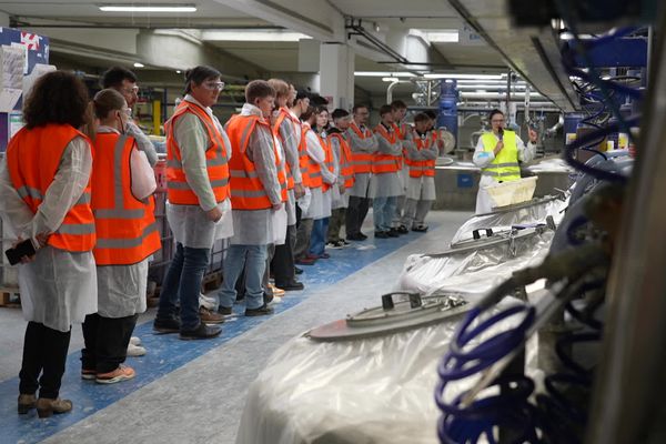 Les élèves de terminale STI2D du lycée Racine de Montdidier découvrent une usine de peinture responsable à Moreuil.