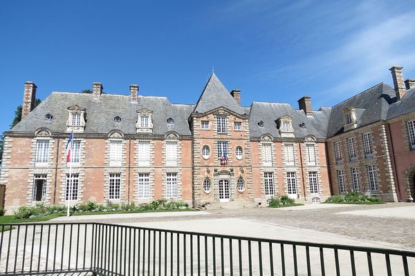 Un MARDI ensoleillé à Alençon sur l'Hôtel de Guise, siège de la préfecture de l'Orne.