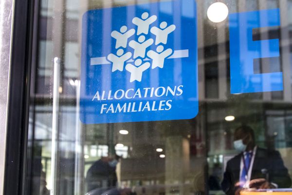 L'allocation adultes handicapés est une aide financière versée par la CAF à certaines personnes en situation de handicap.