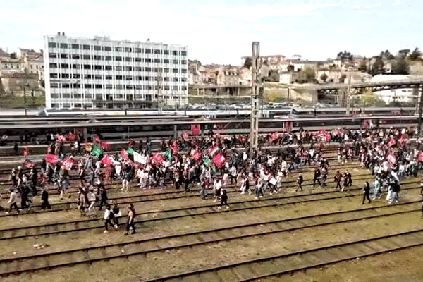 Entre 400 et 500 manifestants ont envahi les voies SNCF aux abords de la gare de Poitiers.