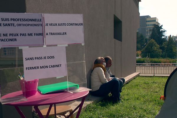 "Je veux juste continuer à travailler" a affiché Céline Lacheteau, orthophoniste en grève de la faim devant la CPAM du Rhône